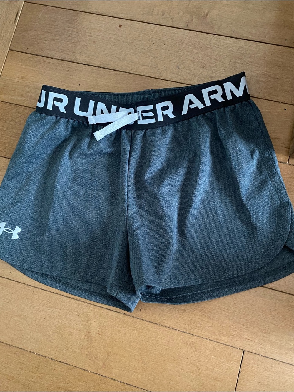 Under Armour médium girl junior  Dark Gray Athletic Shorts with Black Waistband